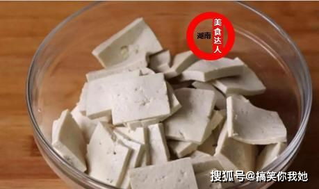 中國的臭豆腐,居然被外國人學(xué)去了,來看看加拿大婦女做的臭豆腐