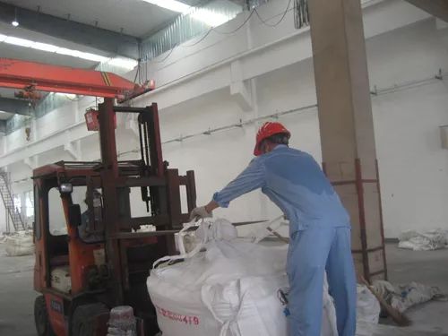 鹽化工總廠鹽硝廠提前完成全年精制鹽生產(chǎn)任務，助力腌制鹽市場供應